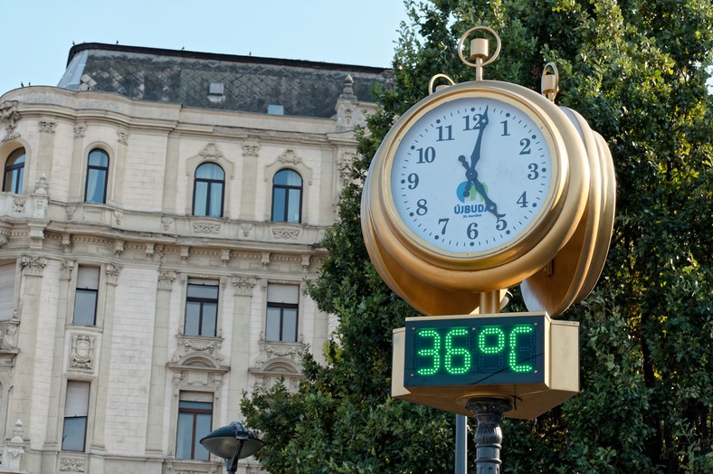 The thermometer shows the heat in the city (illustrative photos)