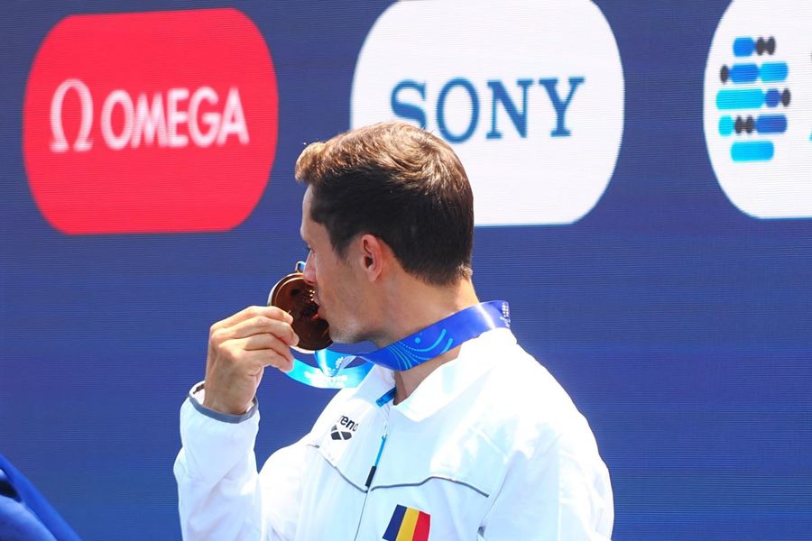 Constantin Popovici with the bronze medal from Singapore Photo: GSP Constantin Popovici, bronze to jumps from great height at the Singapore World Championships: