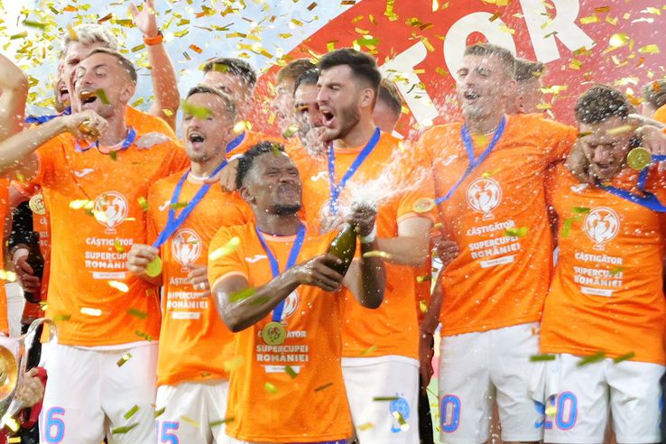 FCSB received the Romanian Super Cup trophy, after 2-1 with CFR Cluj. Photo: Cristi Preda & Andrei suppl (gsp.ro)