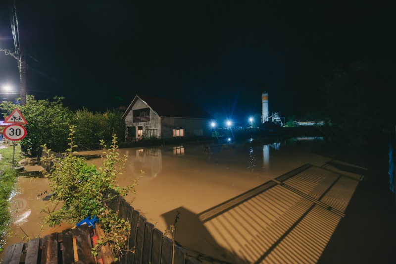 VIDEO Floods in Neamț: Hundreds of people were evacuated from three communes / National Road 17B, covered by waters