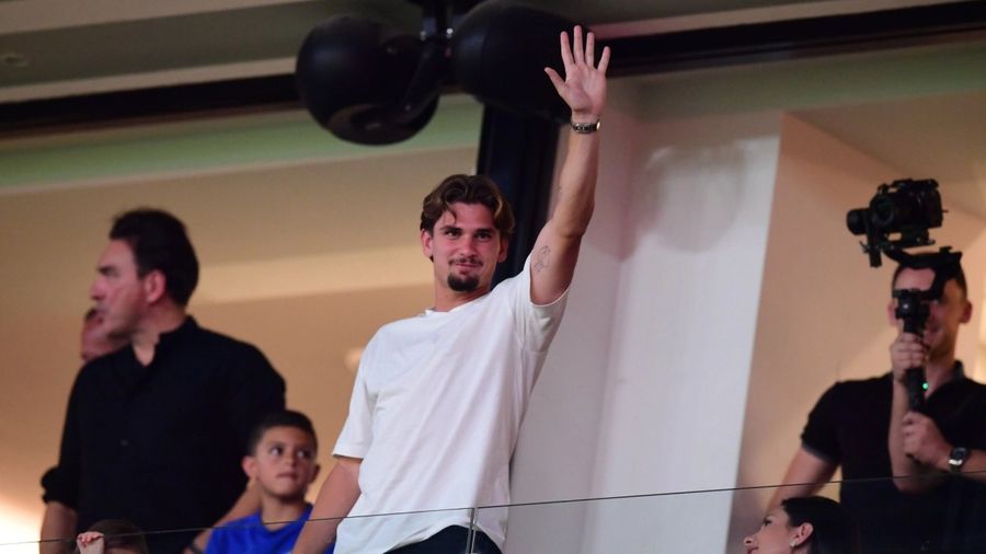 Răzvan Marin greets the fans of Aek Athens from the official tribune Răzvan Marin, in the stands with his wife! What did AEK's coach decided