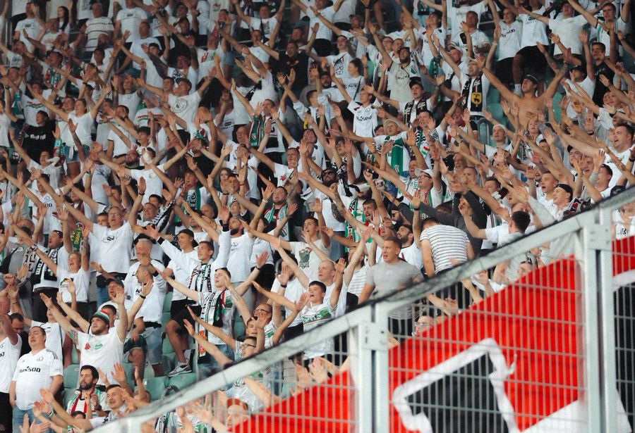 Fans of Legia Warsaw are at war with club leadership Explosive crisis at Legia Warsaw! Edward Iordănescu was abandoned and lied to by leadership, and the ultras are in total war with the club