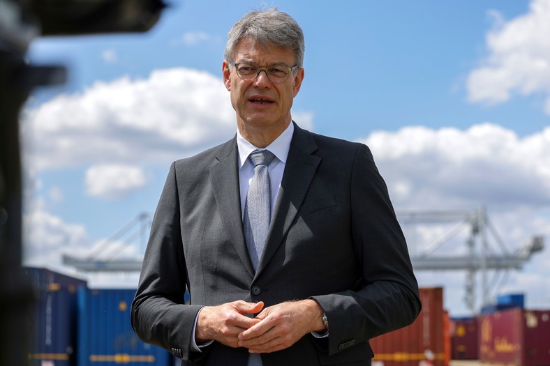 epa12212486 - Germany Duisburg Gateway Terminal (Federal Transport Minister Patrick Schnider Visits Duisburg Gateway Terminal)