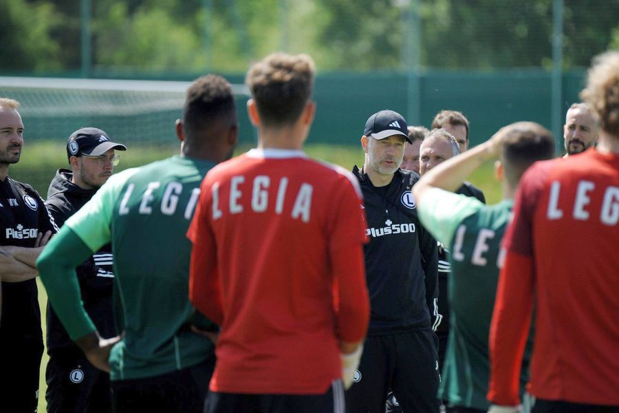 Edward Iordănescu, the coach of Legia Warsaw Explosive crisis at Legia Warsaw! Edward Iordănescu was abandoned and lied to by leadership, and the ultras are in total war with the club