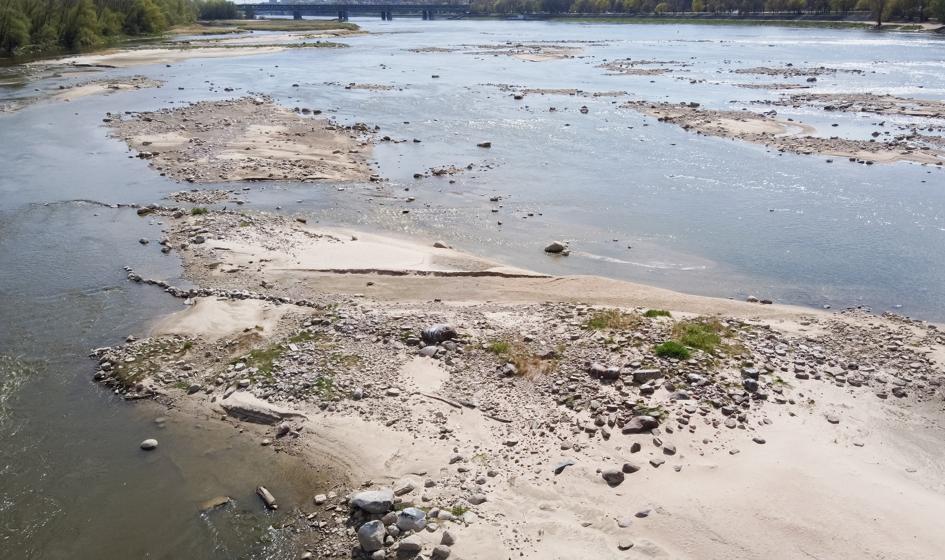The water level in Wisła in Warsaw has fallen to a record 15 cm