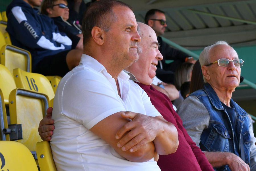 Costel Orac, in white / photo shirt: Cristi Preda (GSP) Costel Orac analyzes Dinamo and does not deny a footballer: