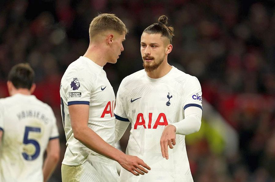 Micky van by Ven and Radu Drăgușin in Manchester United - Tottenham 2-2 // Photo: Imago Thomas Frank's