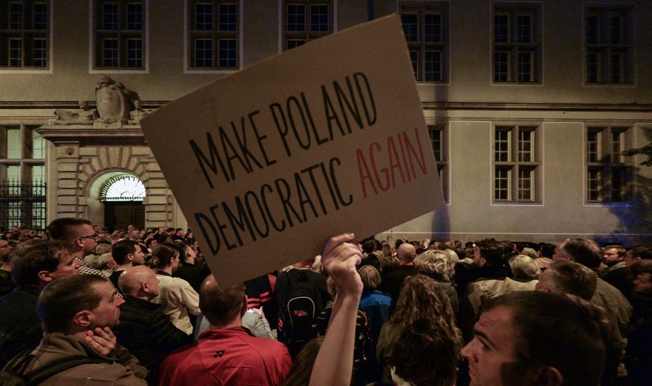 Young people lose their faith in democracy. Most in France, Spain and in Poland