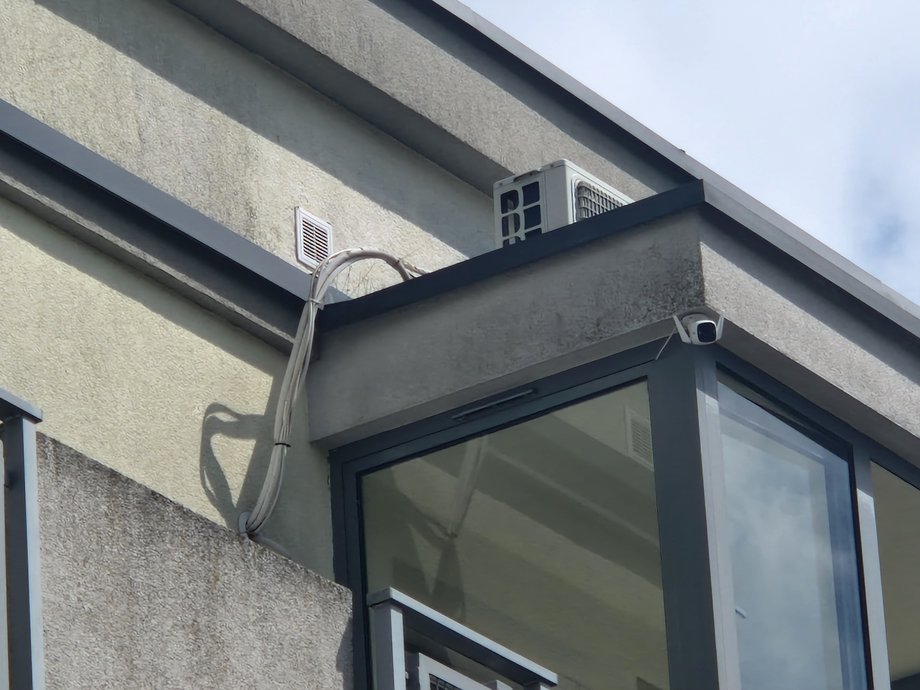 An example of installing the air conditioner contrary to the principles of the community