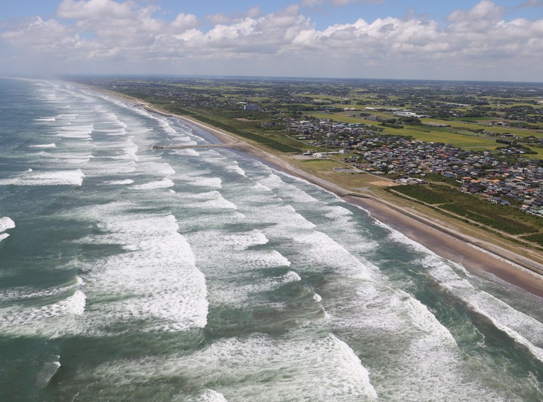 Photo showing white waves crashing against the Kujukuri coast