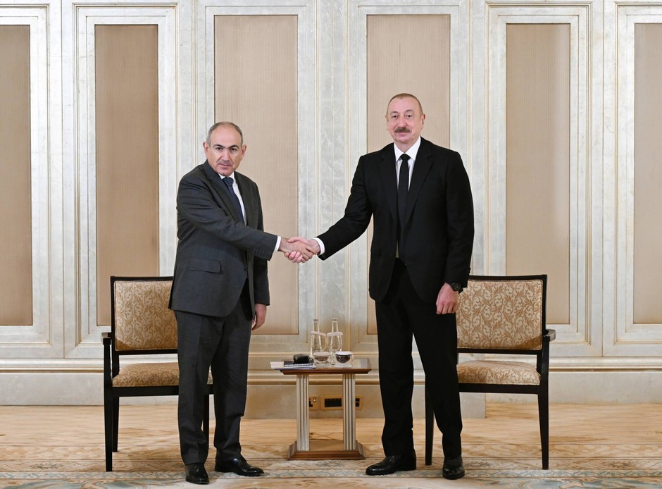 The President of Azerbaijan Ilham Alijew (on the right) and Prime Minister of Armenia Nikol Paszynian (on the left) meet in Abu Dhabi, the capital of the United Arab Emirates, July 10, 2025.