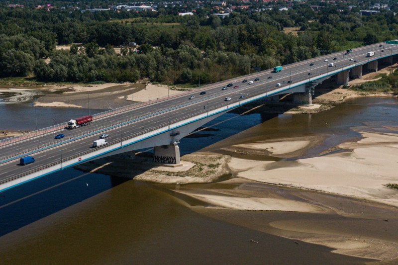 Only 18 centimeters: the river that crosses Warsaw decreased to a minimum record due to drought - video