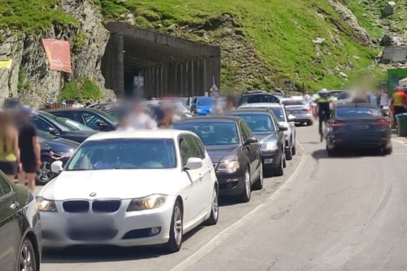 Traffic on Transfagărăşan, blocked by cars parked on the roadside