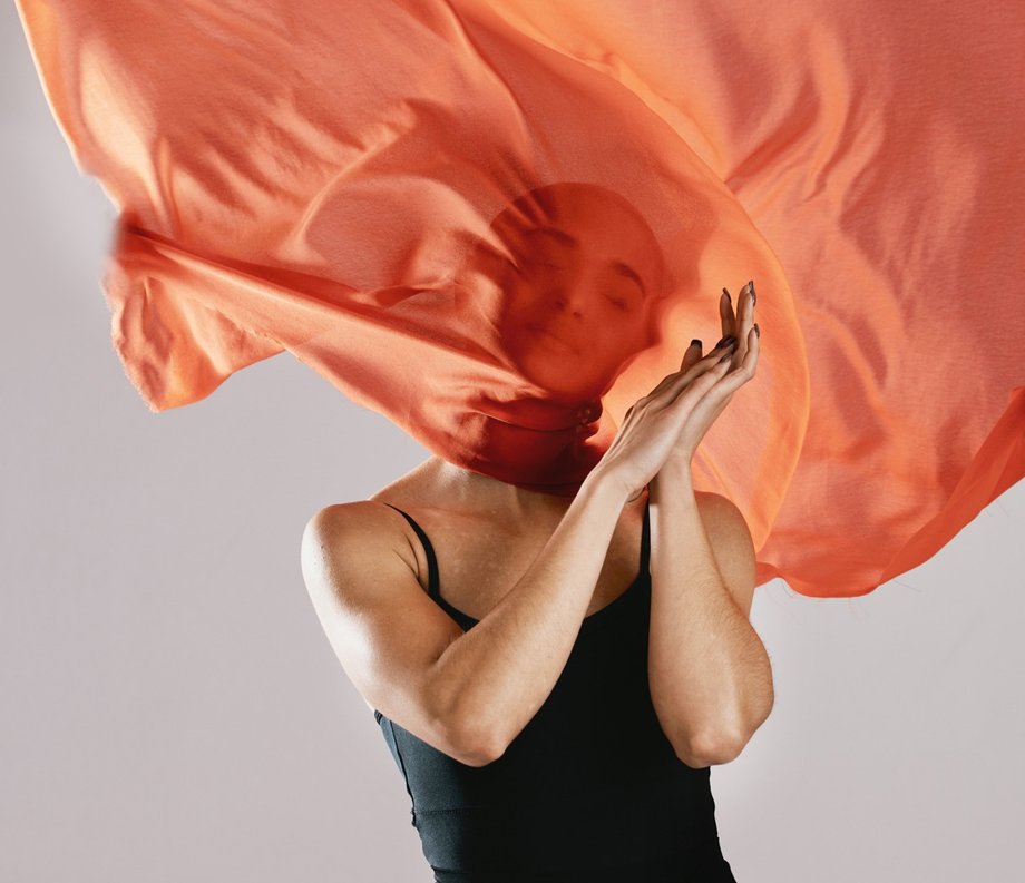 The Research Institute of the Textile and Clothing Industry in Hong Kong (HKRITA) and Epson have announced the development of a new fiber with a silky gloss produced on the basis of cellulose. It is produced from cotton waste using an innovative production process