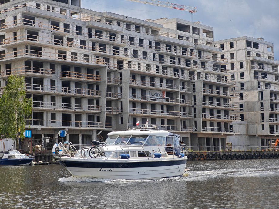 New housing estates are being built "on the river". Here the Budnex project
