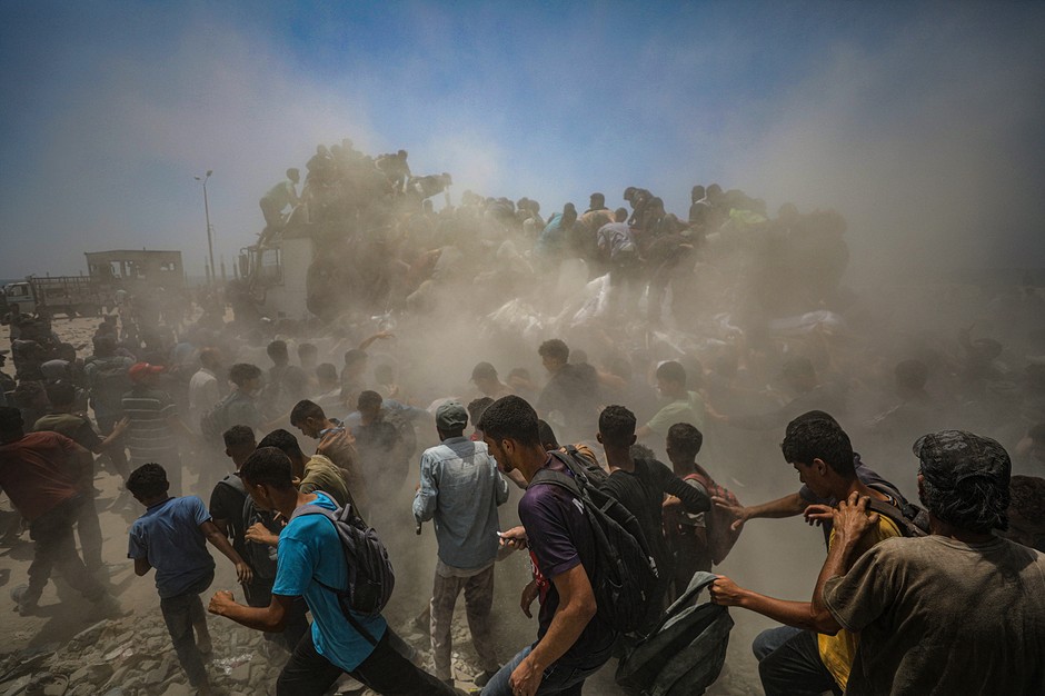 Transfer Palestinians trying to remove flour bags from a truck with humanitarian aid near the food distribution point in Ziki, Gaza Zone, July 27, 2025.