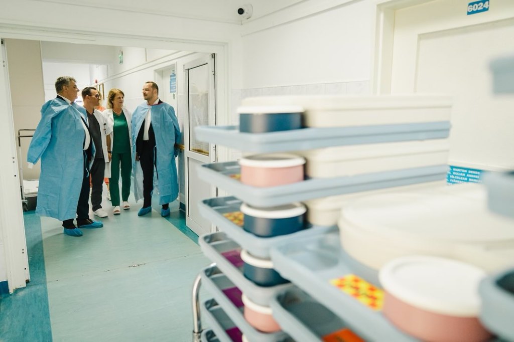 Alexandru Rogobete visiting hospital / Photo source: Facebook - Alexandru Rogobete