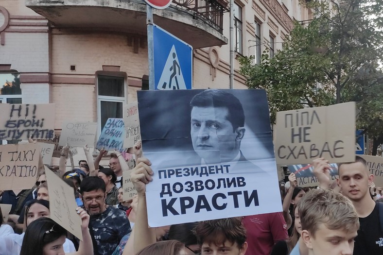 Protesters in Ukraine after the President of the Volodymyr Zelanski act, which limited the competence of anti -corruption institutions, on July 23, 2025, one of the people holds a board with the inscription "The president allowed to steal"