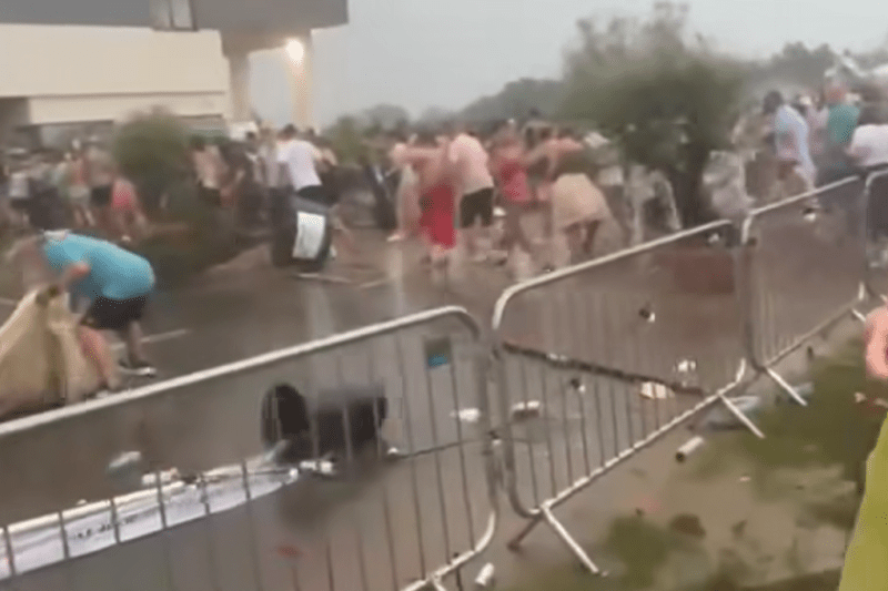 Video Radio ZU concert in Timisoara, interrupted by a violent storm. Part of the scene collapsed and more people arrived at the hospital