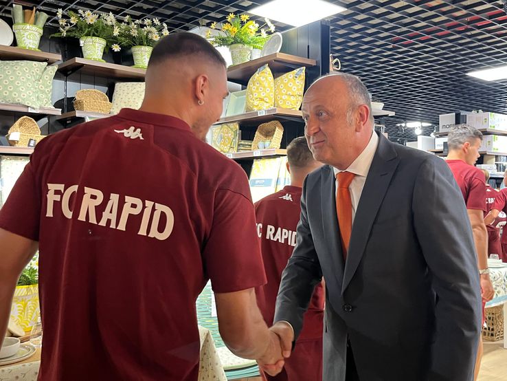 Rapidists participated in the inauguration of a new Mobexpert store in Bucharest. Photo: Carmen Dumitru (gsp.ro)