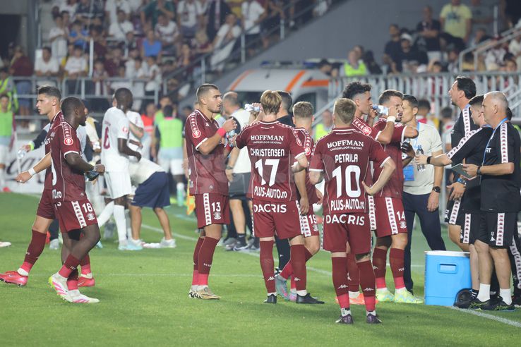 Tobias Christensen and Alex Dobre conflict in the match between Rapid and CFR Cluj. Photo: Ionuț Iordache GSP