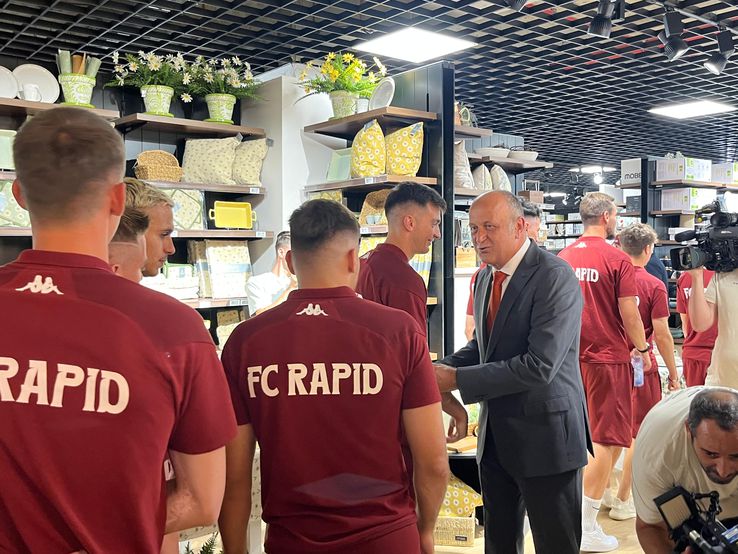Rapidists participated in the inauguration of a new Mobexpert store in Bucharest. Photo: Carmen Dumitru (gsp.ro)