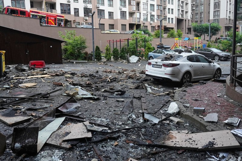 Russia has launched a new drone and rocket dam on Ukraine. At least one person died at Kyiv