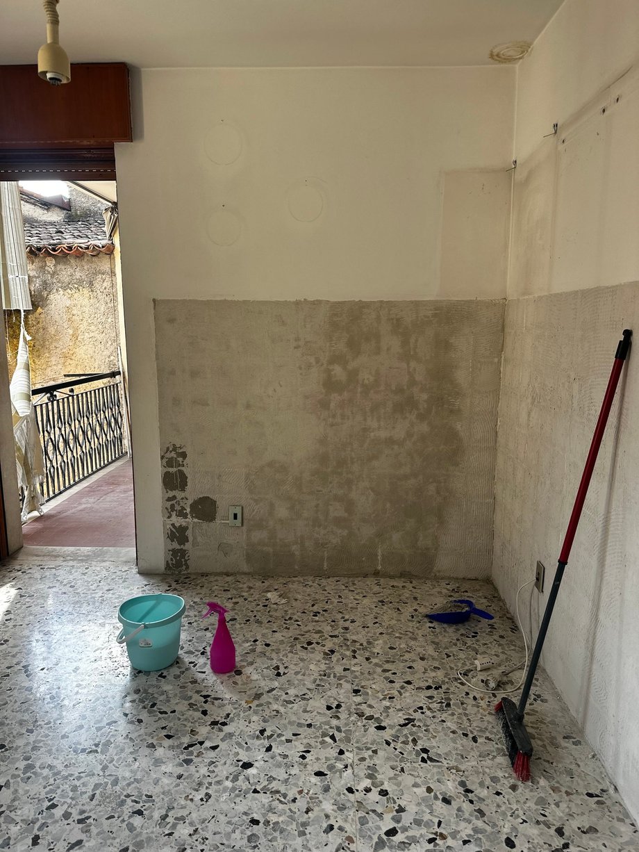 Room in the apartment during renovation.