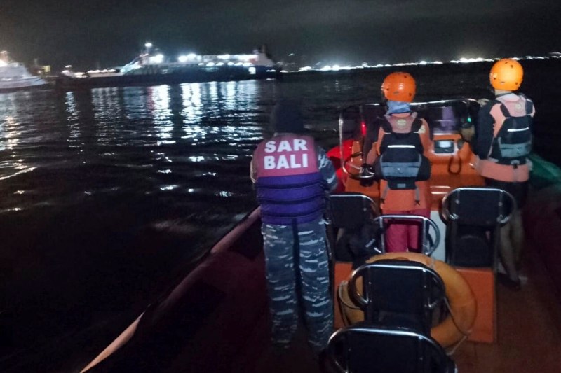 Tragedy near Bali. More dead and disappeared after a ferry dived shortly after leaving the port