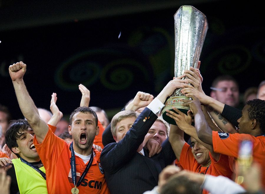 Șahtior Donețk, câștigătoarea Cupei UEFA 2009, de la stânga la dreapta: Ilsinho, Răzvan Raț, președintele Rinat Ahmetov, Jadson și Willian cu trofeul. 20 mai 2009, Istanbul. Foto: Imago După 9 ani împreună, Răzvan Raț pune cuțitele pe masă, de ziua lui Mircea Lucescu » Rafală fără precedent: „Eu l-am adus la Șahtior, mă deranjează mitul ăsta!”