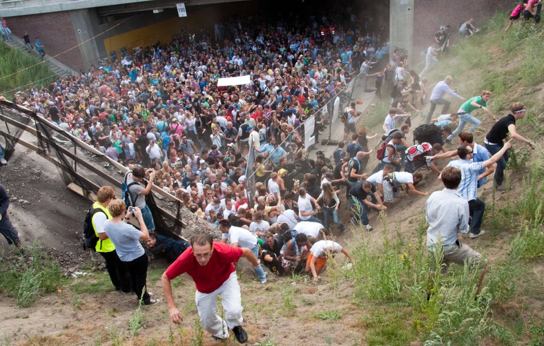 People are running away in a panic from the tunel in Duisburg
