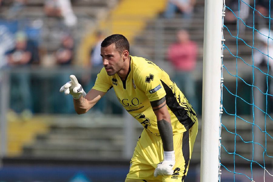 The Romanian player remained free and is waiting for offers »would also sign for a salary of 100,000 euros per year!
