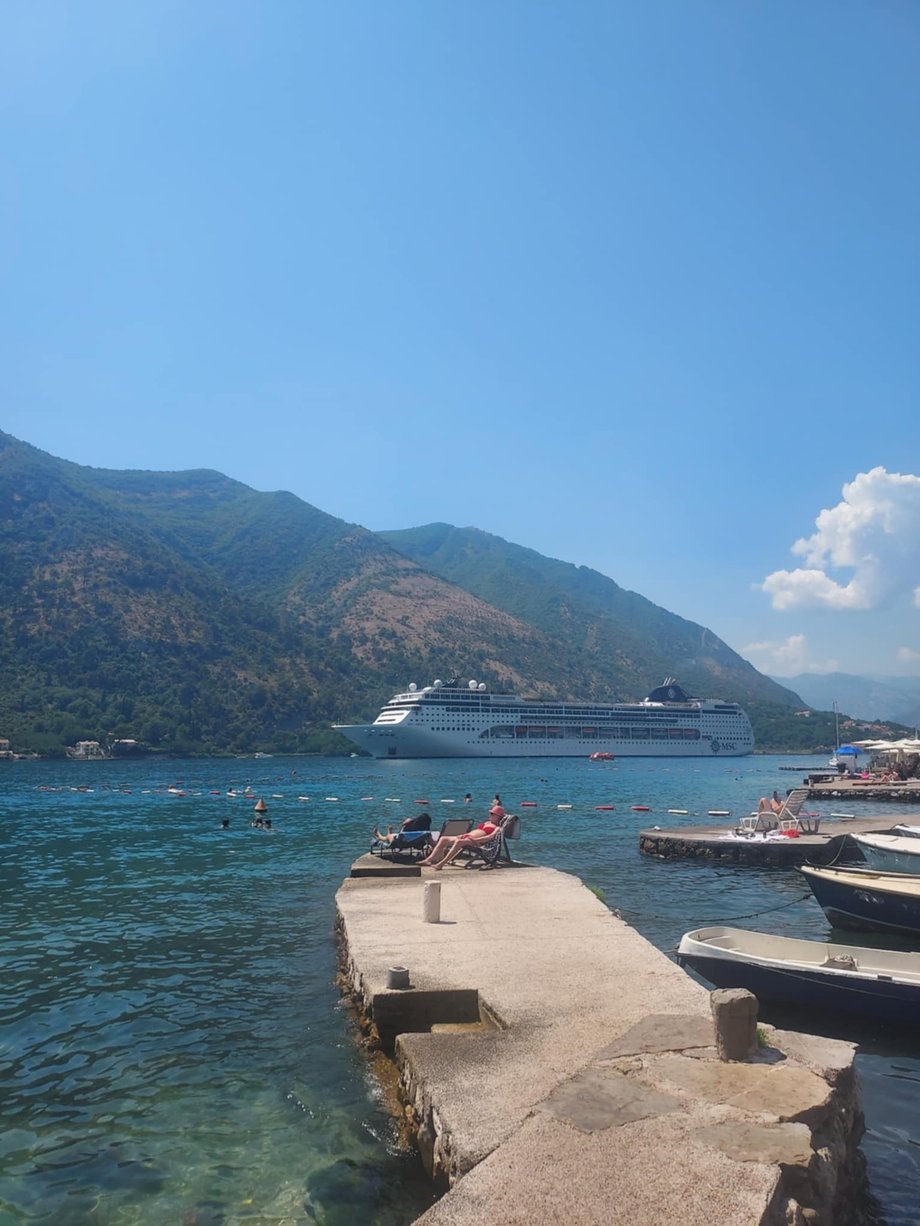 When a cruiseman in the city is nailed to the port in Kotor, it gets very crowded. 