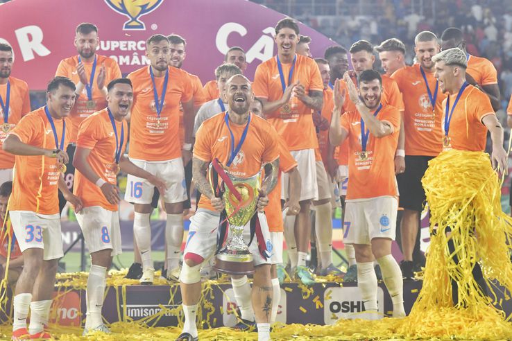 FCSB received the Super Cup/ Photo Cristi Preda (GSP) trophy