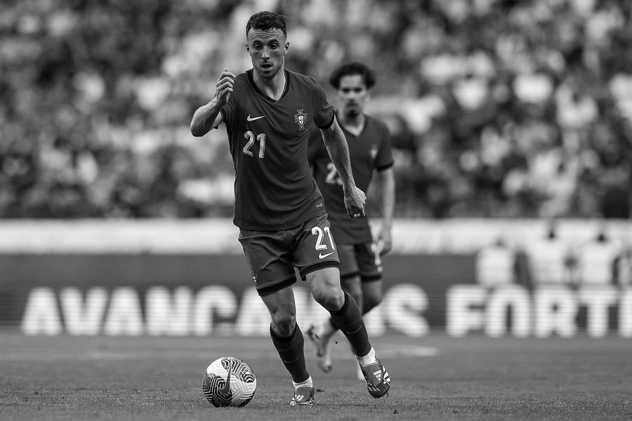 Diogo Jota has died out of life Treptious images at the CM of the clubs »broke out in tears on the ground, at the moment of silence in the memory of Diogo Jota