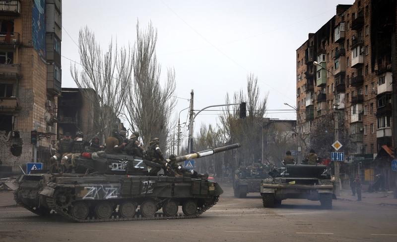 Russian tanks on the streets of Mariupol, photo: Alexei Alexandrov / Associated Press / Profimedia Images