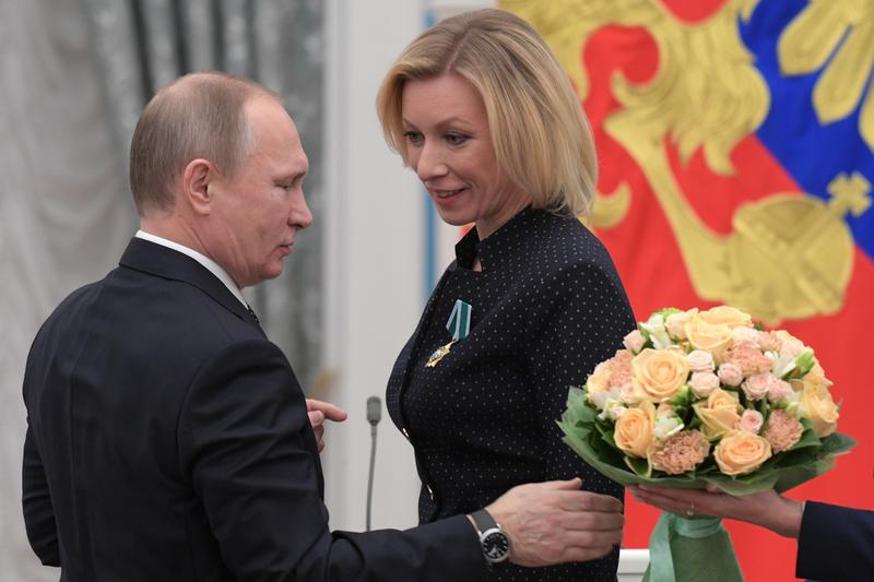 Vladimir Putin with Maria Zaharova, spokesman for the Russian Foreign Ministry, photo: Grigory Sysoev / Sputnik / Profimedia