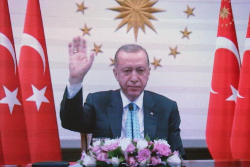Erdogan, suffering from stomach problems, in the first appearance on the television after the cancellation of the campaign events, photo: TASS / DDP USA / Profimedia