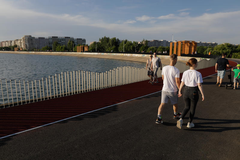 People walk, photo: Inquam Photos / George Călin