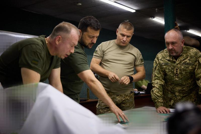 General Oleksandr Sirski (to the left of the image) with President Volodimir Zelenski, photo: Abaca / Abaca Press / Profimedia
