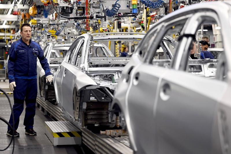 In a BMW plant, photo: DWI Anoraginging / Imago Stock and People / Profimedia Images
