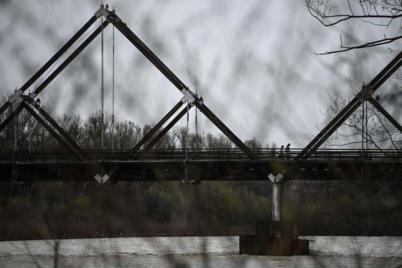 Ukrainian refugees cross the River Tisa on the bridge that connects Ukraine and Romania, at the Sighetu Marmatiei crossing point, on April 10, 2022., Photo: Christophe Archambault / AFP / Profimedia