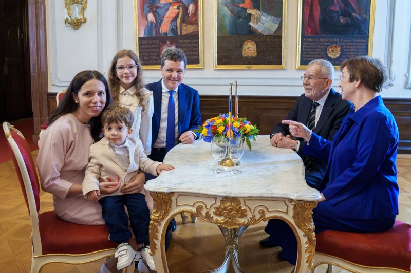 Unique images. Nicușor Dan, with the family during the official visit to Austria. The president's boy has captured all the attention - photo/video