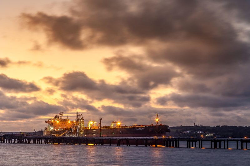 Mysterious explosions on the sea hit the oil after the escape in the Russian ports