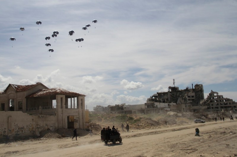 Israel announces that it has parachuted humanitarian aid in the Gaza Strip. 