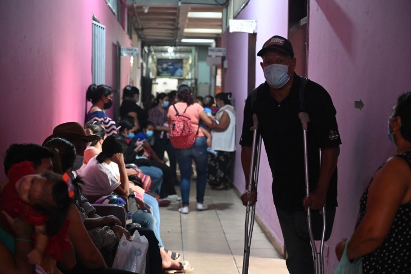 A country in Central America re -reims to wearing the protective mask and sent employees to work from home because of Covid epidemics and other respiratory diseases
