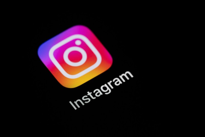 Puzzle on the Romanian Instagram. An image with a pink sphere