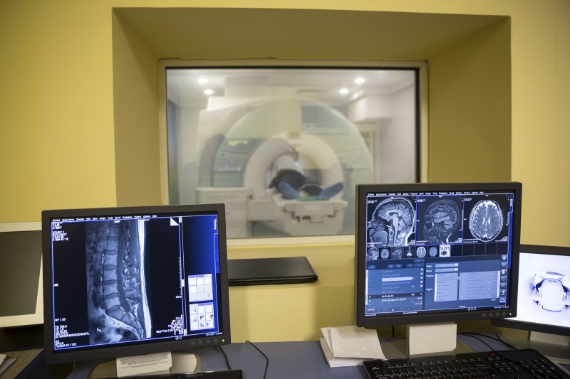 A man died in the US after he was jerked by an MRI device because of the heavy chain he wore