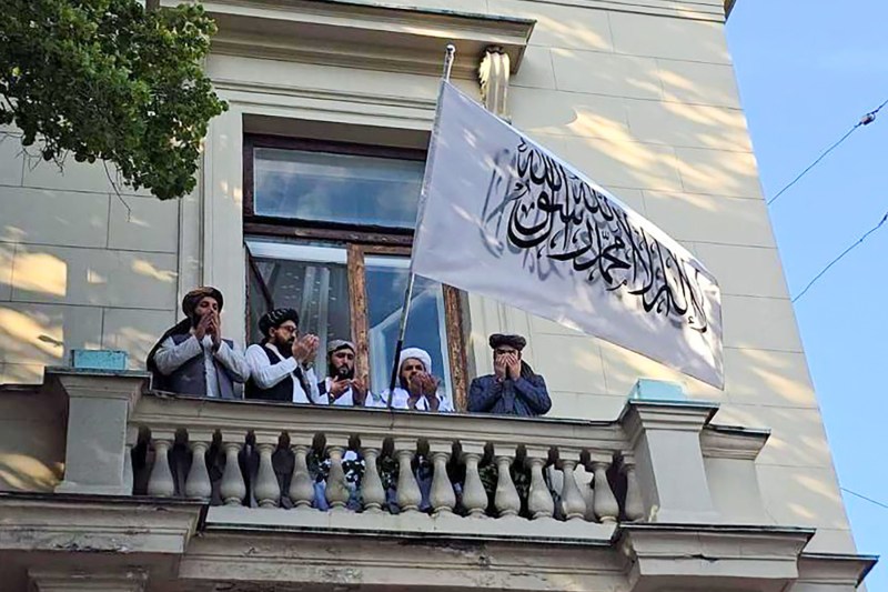 Russia becomes the first country in the world to officially recognize the government installed by the Taliban in Afghanistan after the chaotic withdrawal of the American army