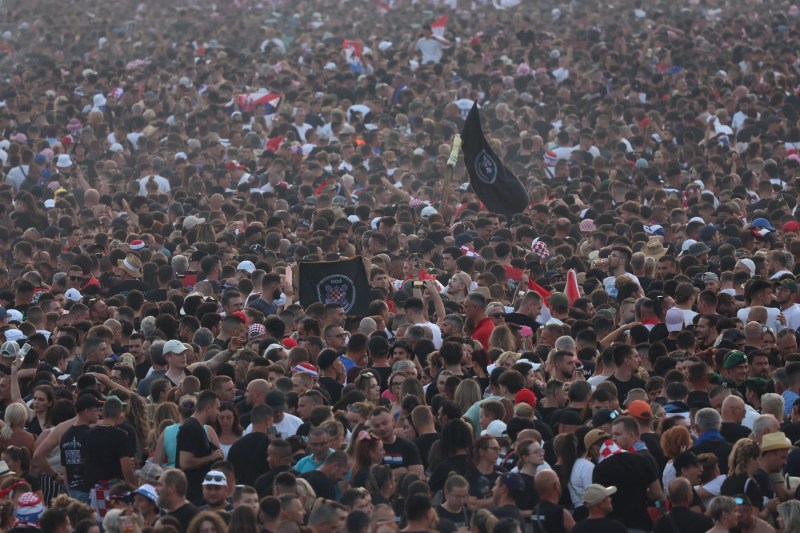 Video controversial Croatian nationalist artist who gathered tens of thousands of people at a concert in Zagreb. The singer is forbidden in several European countries